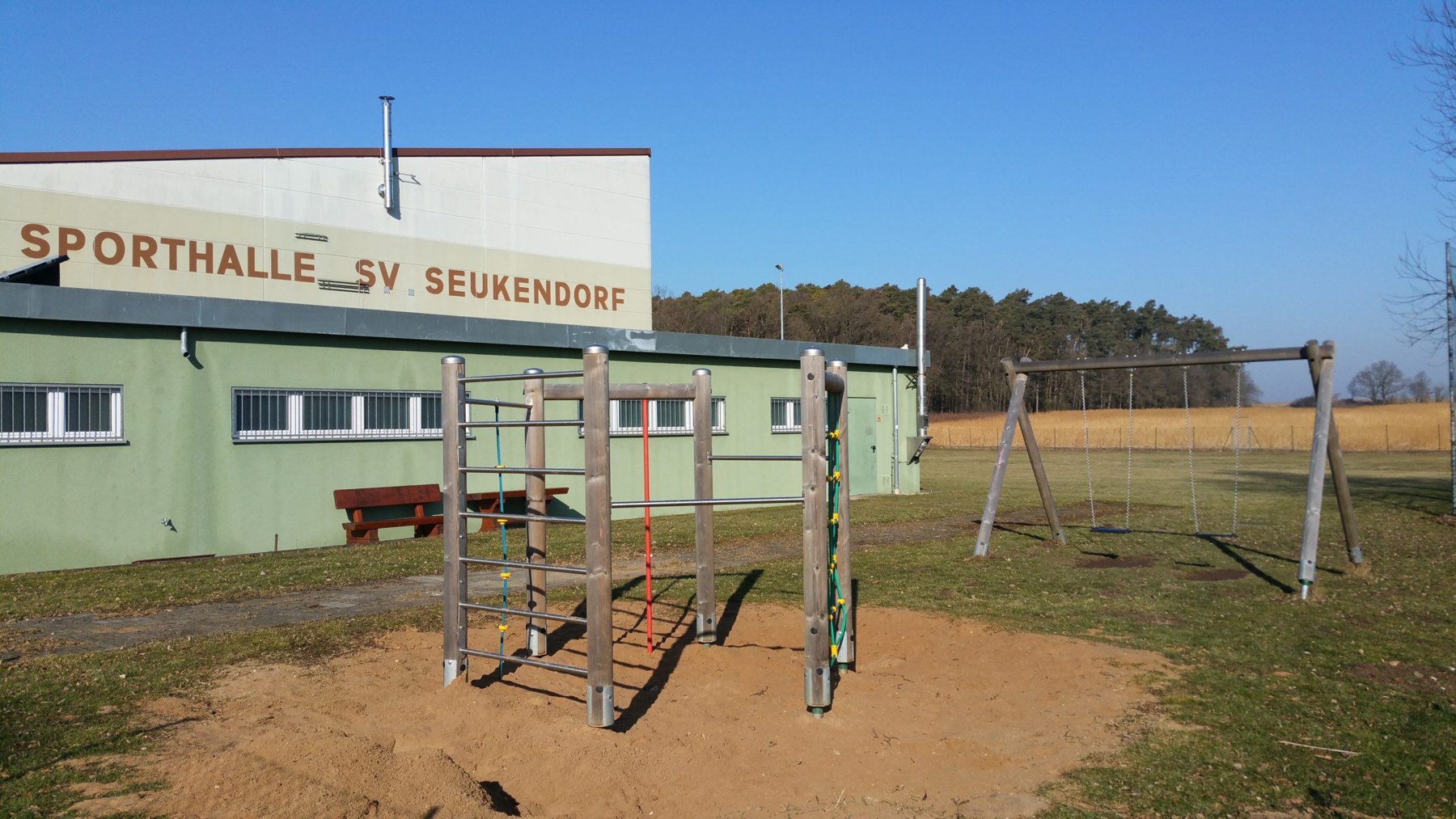 Spielgelände an der Sporthalle in Seukendorf